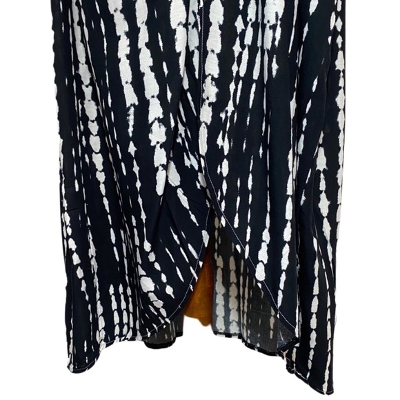Black and White Abstract Striped Kimono Duster Beach Coverup - Picture 10 of 16
